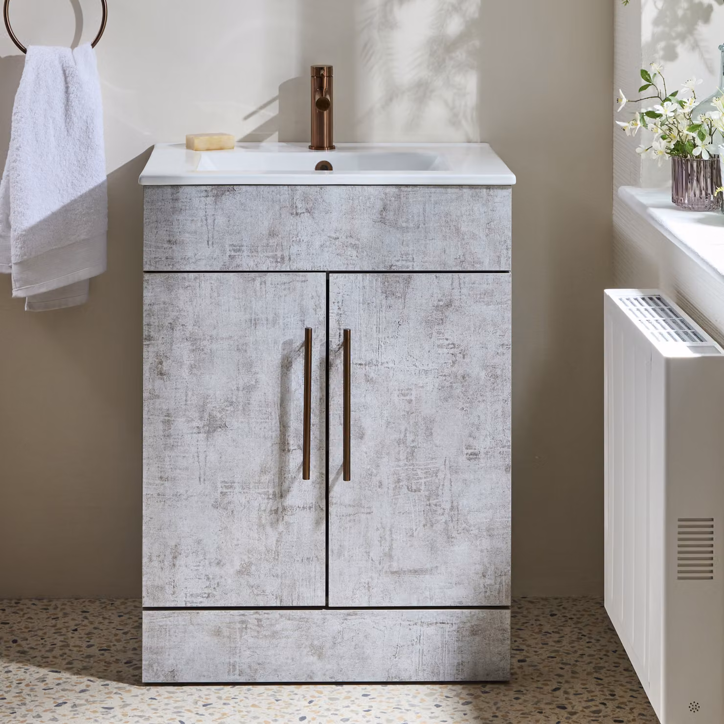 Mobile Bagno a Terra Grigio Cemento da 610mm con Lavabo e Maniglie con Barra a T in Rame Satinato - Cluo