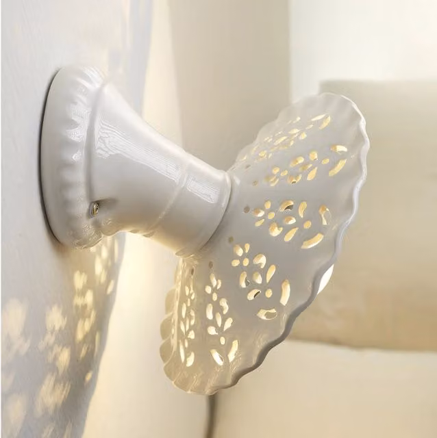 Applique da parete MERLETTO in ceramica bianca di Ceramiche Borso con design traforato e base obliqua Ø21 cm