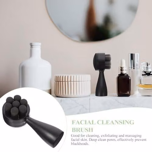 Spazzola viso manuale in silicone nero, ideale per una pulizia profonda dei pori e un delicato massaggio, per una cura efficace della pelle nella vita di tutti i giorni