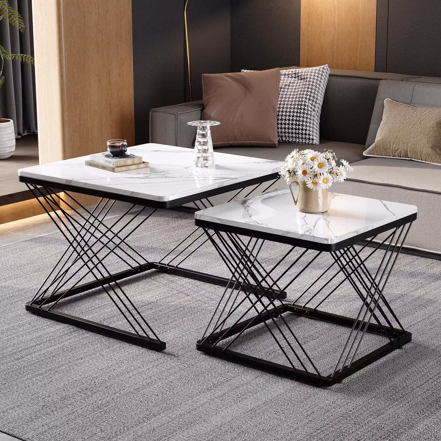 Set di due tavolini da caffè, dimensioni 60x60x45 cm e 45x45x40 cm, in MDF, colore bianco, con piano quadrato e finitura lucida effetto marmo, e piedini regolabili in altezza