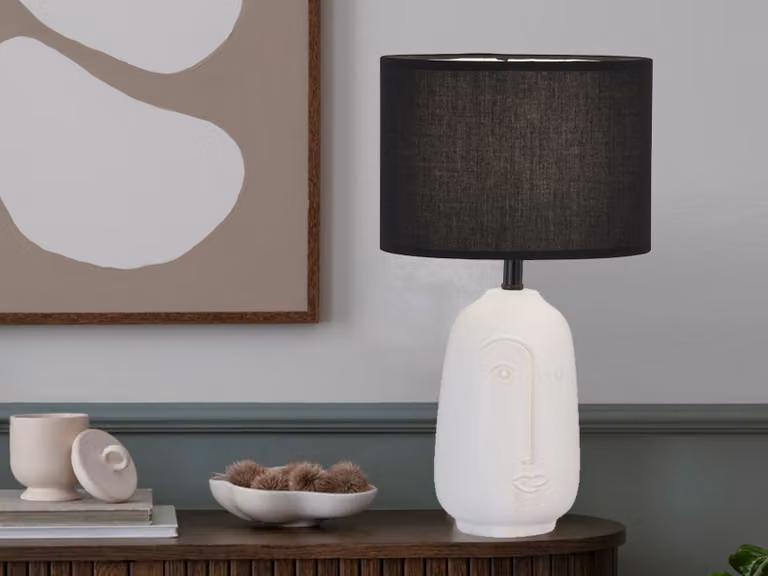 Lampada da tavolo dal design insolito base in Vetroceramica bianca e paralume in tessuto nero alta 39 cm