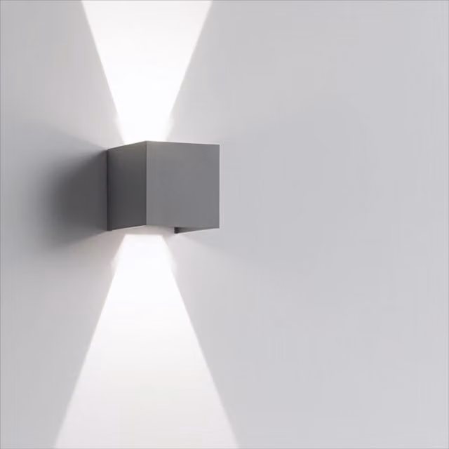 Applique da esterno Isy Cube in alluminio grigio con tecnologia LED regolabile up/down e protezione IP54