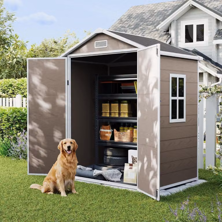 Casetta da giardino in resina plastica, resistente agli agenti atmosferici, dimensioni 183 x 137 x 210 cm, finitura effetto legno rosso, porta con serratura