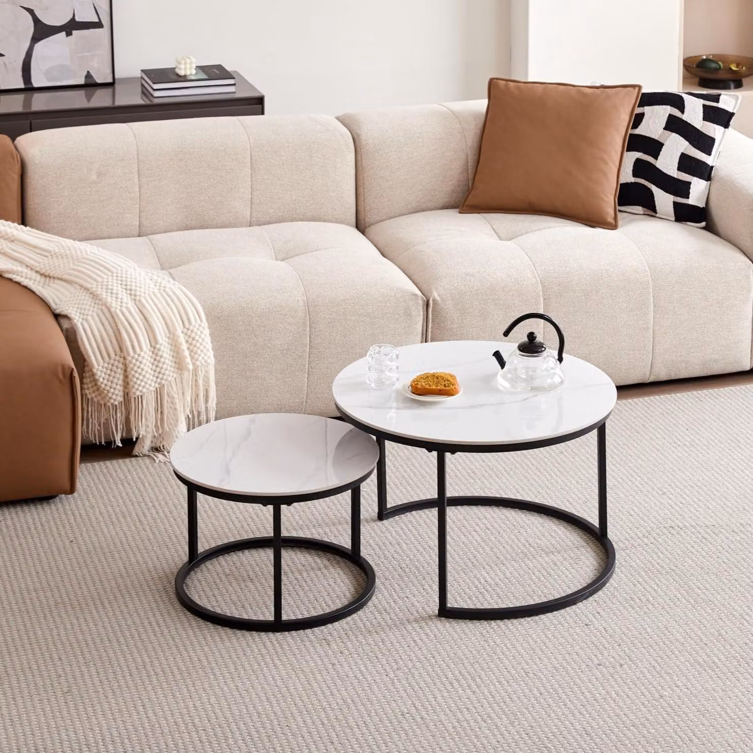 Tavolino da caffè rotondo, tavolino ausiliario, piano in marmo bianco o materiale simile, gambe in metallo nero, dimensioni 70x70x45 cm