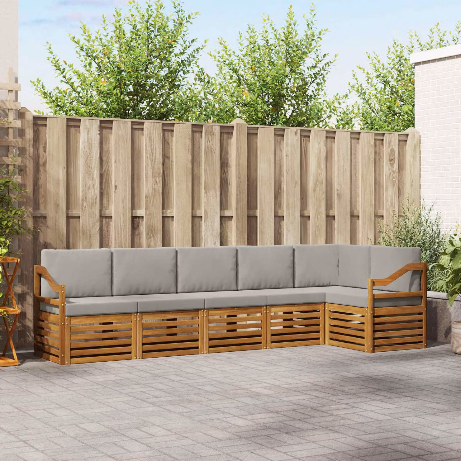 Set di divani da esterno vidaXL a forma di L composto da 6 pezzi in legno di acacia con cuscini in tessuto grigio e bianco