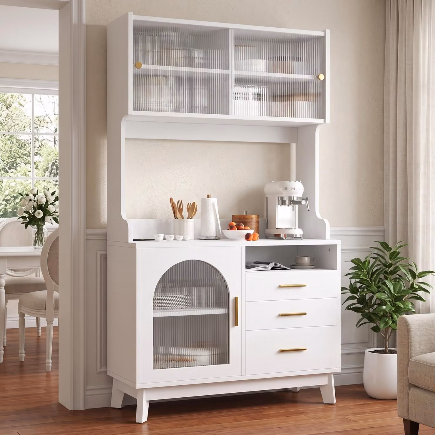 Mobiletto alto per la zona pranzo di Flieks, con scomparti multistrato, credenze con presa di corrente integrata, mobile alto 100,5x40x178 cm, bianco