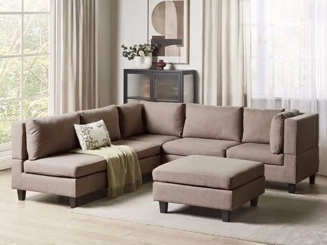 Divano componibile a 5 posti imbottito lato sinistro in tessuto marrone con gambe nere e pouf stile moderno