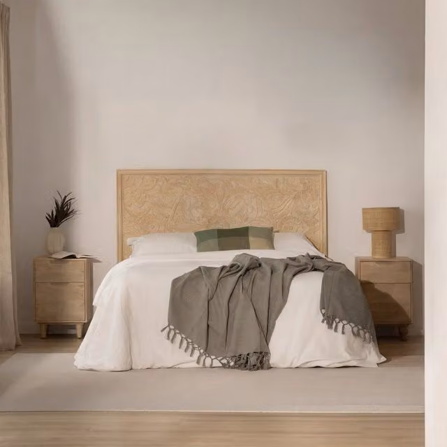 Testiera Indira Banak Premium in legno massello di mango intagliato con decoro floreale, finitura naturale beige e marrone, L: 160 cm x H: 90 cm