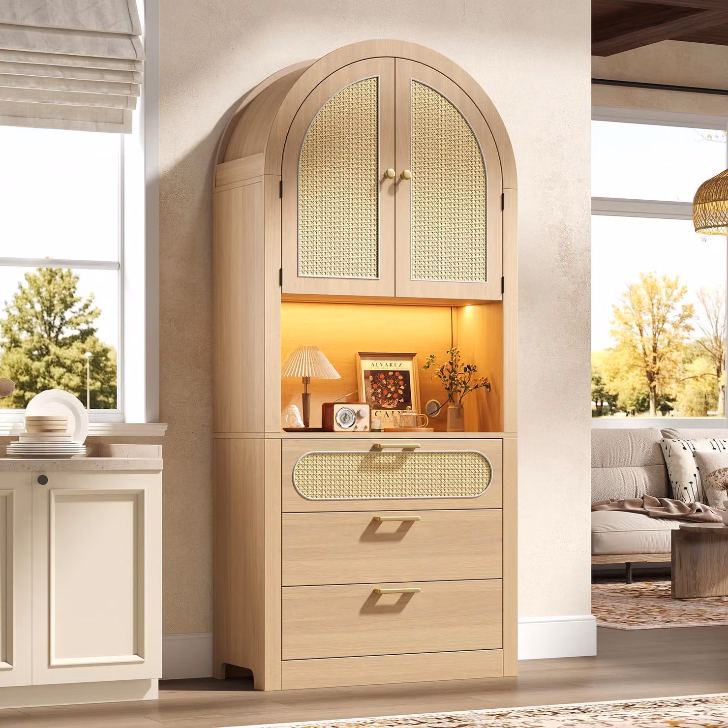 Armadietti da cucina Flieks con luci LED regolabili, ante in rattan, mobile alto con 2 vani a giorno e 3 cassetti, credenza 80x35x180 cm, finitura naturale