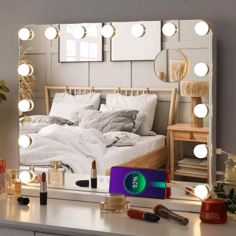 Specchio da trucco hollywoodiano con luci, dotato di 15 lampadine LED dimmerabili, 3 modalità di illuminazione e regolazione della luminosità. Include una porta di ricarica USB. Dimensioni: 58 x 46 cm