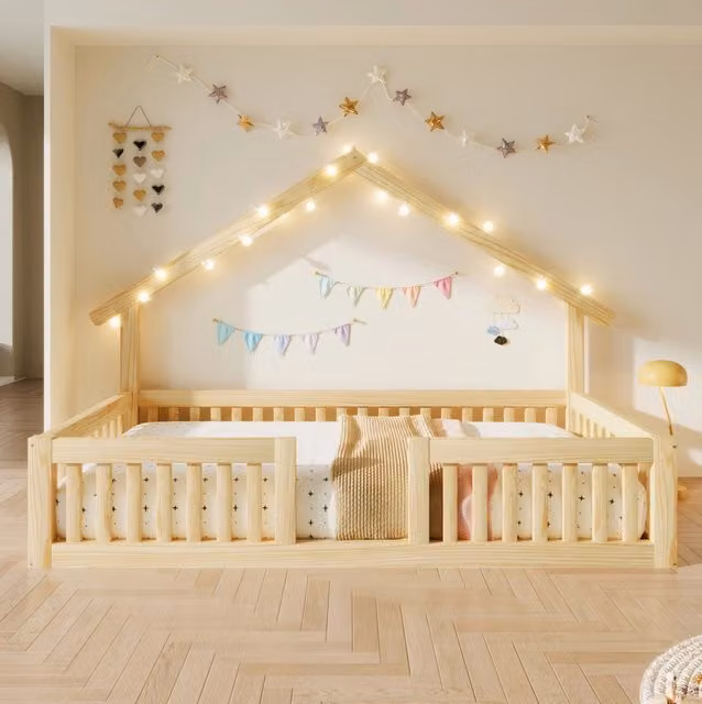 Letto a casetta ULEVR 90x200 cm con barriera di sicurezza e luci LED calde, struttura in MDF e pino naturale