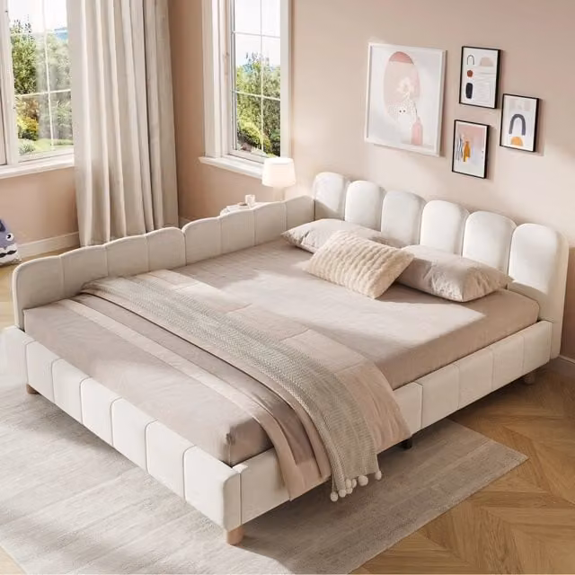 Letto imbottito Mivray con testiera inclinata e sponde con tasche laterali in velluto beige