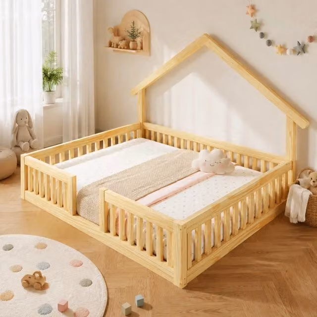 Letto a casetta in legno naturale 140x200 cm con protezione anticaduta e catena luminosa LED