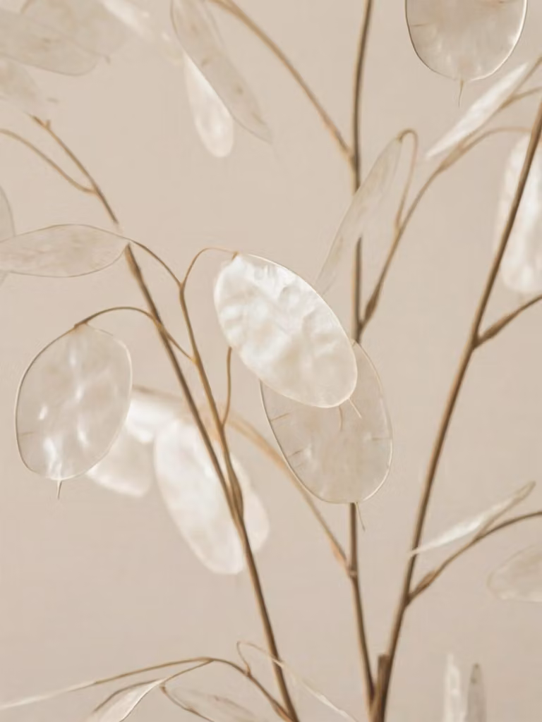 Fiore artificiale Monni bianco Kenay Home in stile boho con dettagli in plastica e metallo