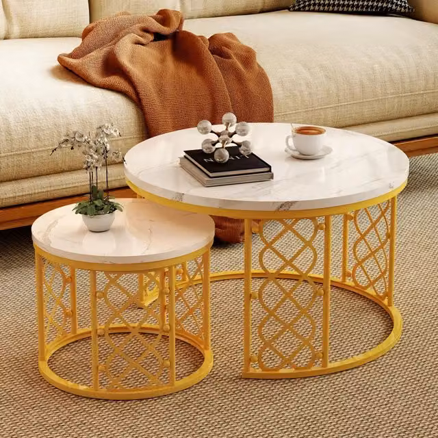 Set di 2 tavolini da caffè REDOM con piano effetto marmo bianco e struttura color oro, L/P/H: 70 x 70 x 45 cm