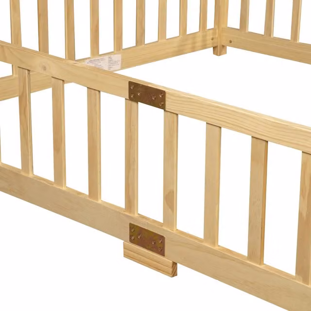 Letto basso a terra Montessori in pino naturale 140×200 cm con sponde di sicurezza e apertura centrale, senza materasso