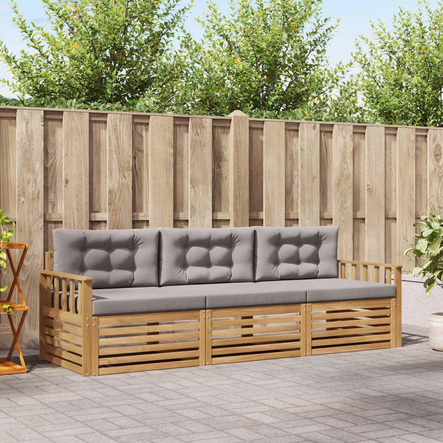 Set di divani da esterno vidaXL 3 pezzi in legno di acacia con cuscini bianchi e grigi in poliestere resistente ai raggi UV