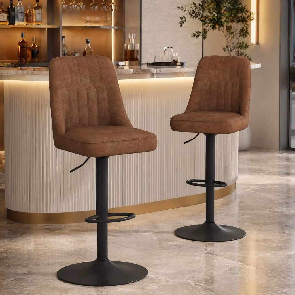 Set di 2 sgabelli da bar FOLYNA regolabili in altezza con schienale in tessuto marrone e struttura in metallo nero girevoli a 360° – 2