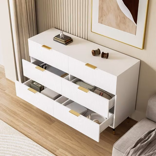 Credenza moderna MIVRAY con sei cassetti e superficie ondulata, colore bianco e oro, ideale per soggiorno o camera da letto, L/P/H: 120 x 40 x 77 cm – 1