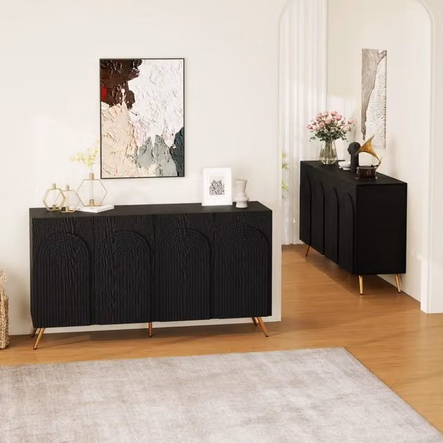 Madia Mivray nera con ante arcuate e scanalature 3D, ripiani regolabili e piedini dorati, L: 150 cm, P: 38 cm, H: 83 cm
