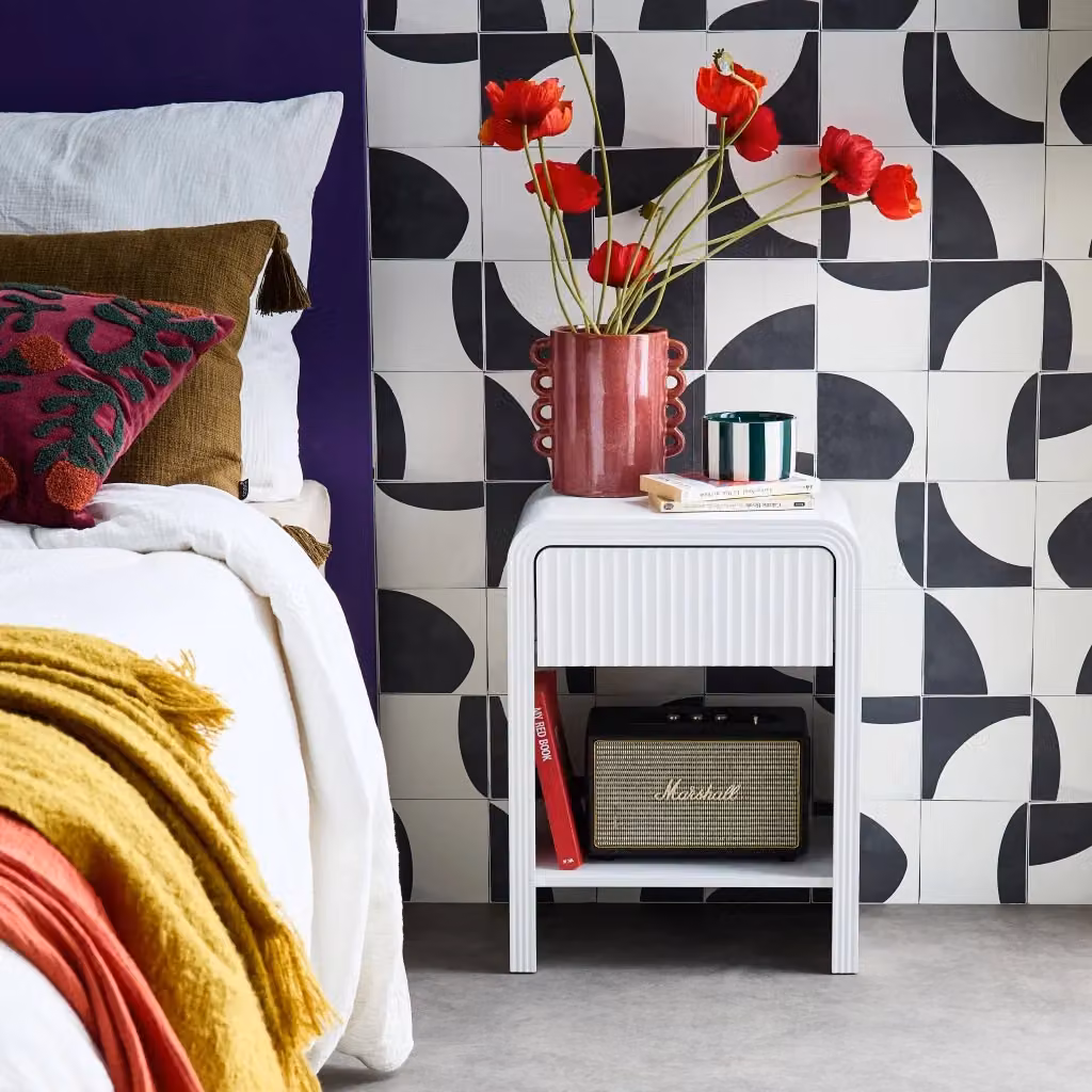 Set di 2 comodini Sweeek con effetto legno scanalato, 1 cassetto e 1 ripiano, bianco lucido – 2