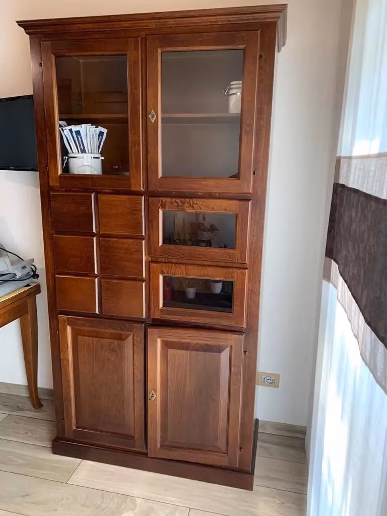 Dispensa pastaia in legno stile arte povera Mobili 2G colore noce con ante in vetro L: 107 cm, P: 40 cm, H: 203 cm