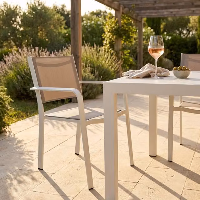 Poltrona impilabile Zante Cosma in metallo e textilene per giardino, antracite e bianco