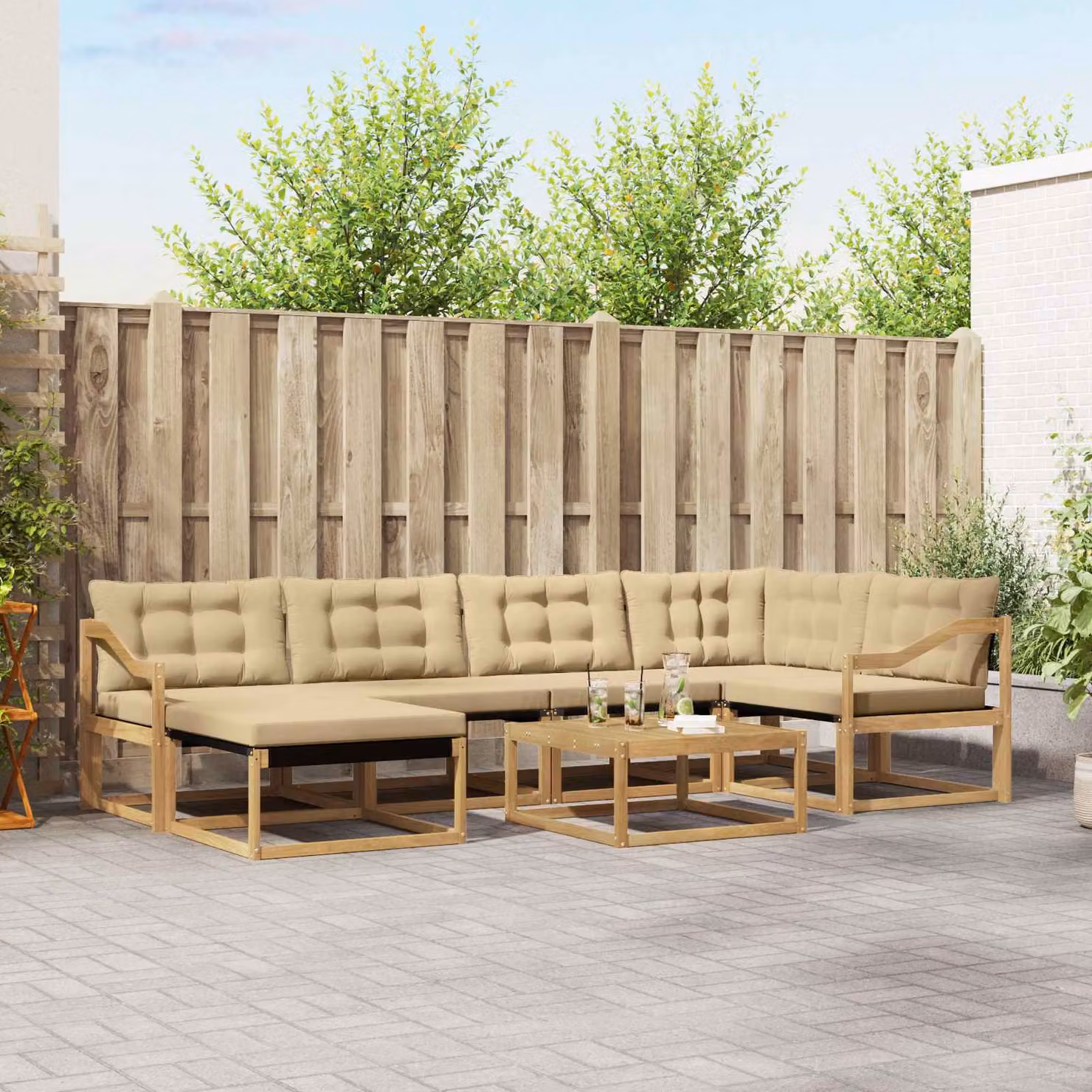 Set di divani da esterno vidaXL 7 pezzi in legno di acacia con cuscini bianchi e beige per giardino e terrazza