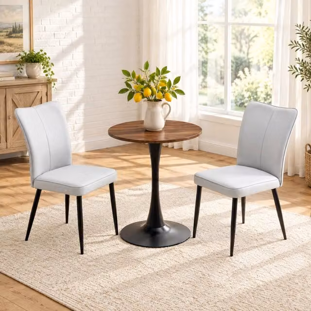 Set tavolo e sedie MIVRAY da 3 pezzi con tavolo rotondo in MDF e 2 sedie in similpelle grigio chiaro e metallo nero, L: 120 cm, H: 72 cm – 1