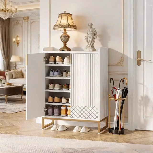 Scarpiera moderna Mivray con 2 ante e ripiani interni in legno e metallo, finitura lucida bianca e oro, ideale per la camera o l'ingresso