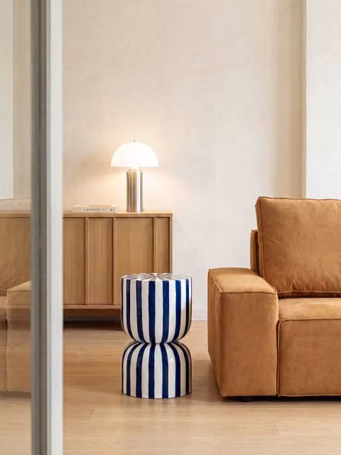Tavolino da caffè rotondo Iscus Kenay Home blu e bianco con motivo a righe in metallo L: 47 cm, P: 47 cm, H: 32 cm – 1
