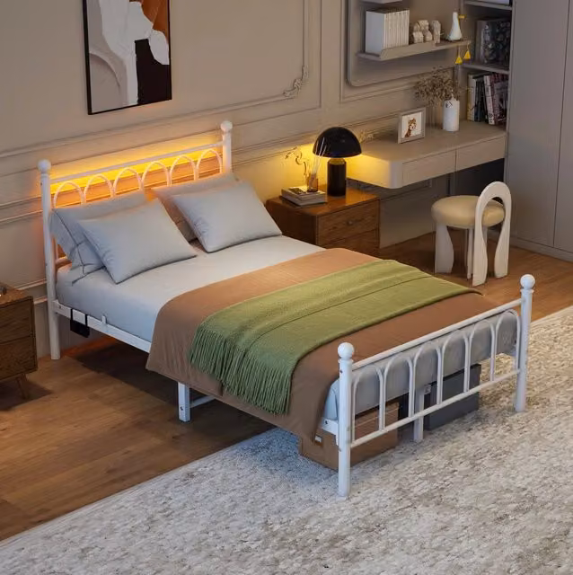 Letto ULEVR 120x200 cm in metallo con LED, 2 porte USB e presa, struttura bianca