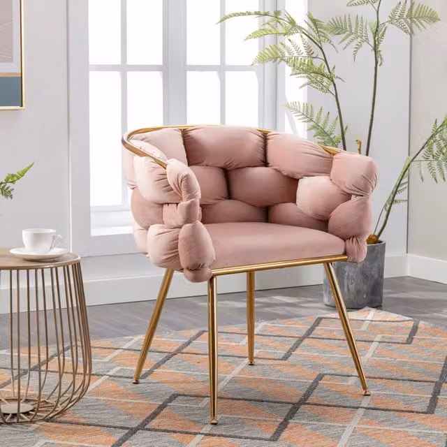 Poltrona moderna REDOM in velluto rosa con struttura in metallo dorato lucido e braccioli