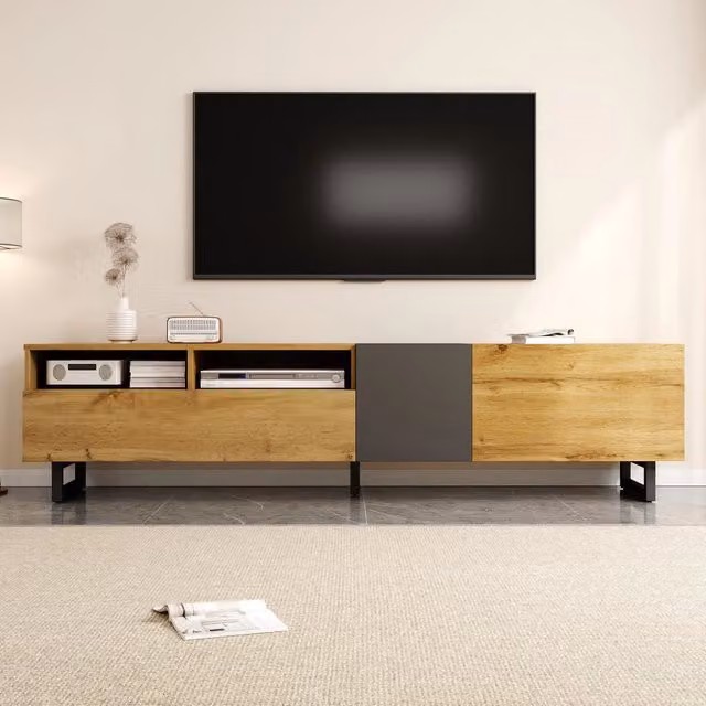 Mobile TV color block, design a contrasto, 3 ante e 2 vani, gambe in metallo a U, finitura legno retrò