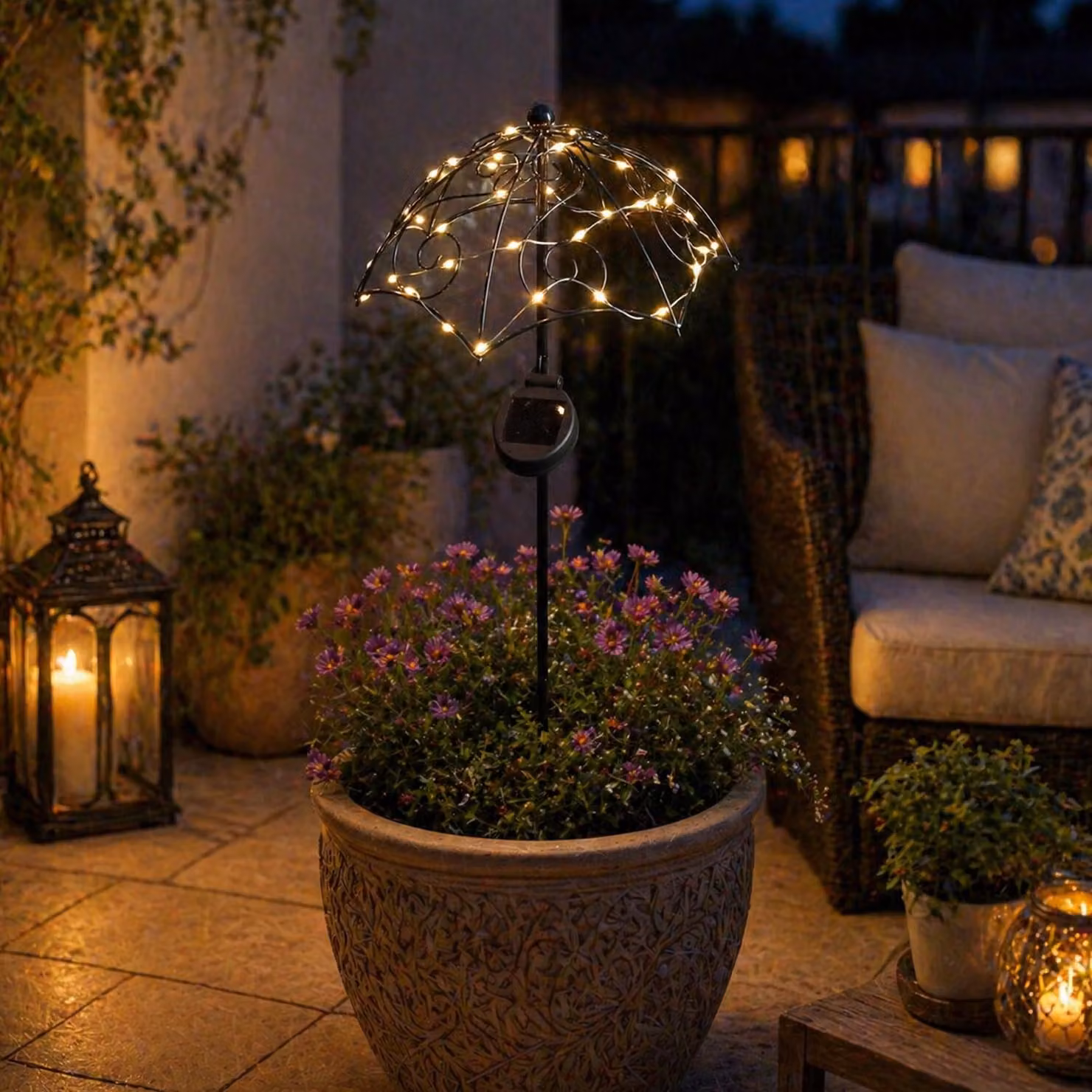 Spina da giardino solare a LED SONNENSCHIRM - 35 LED bianco caldo - H: 69cm - sensore di luce - nero