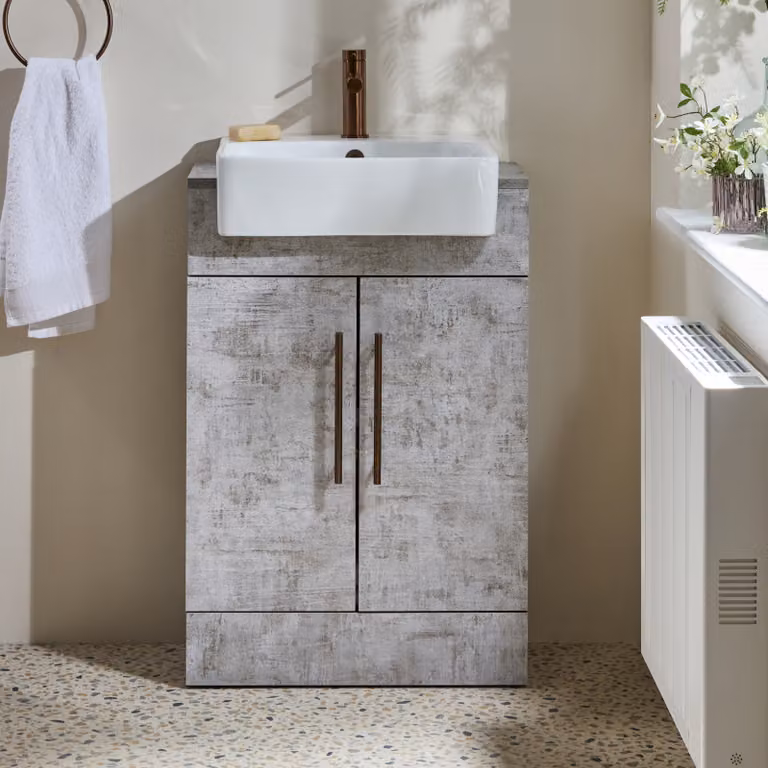 Mobile Bagno a Terra Grigio Cemento da 550mm con Lavabo e Maniglie con Barra a T in Rame Satinato - Cluo