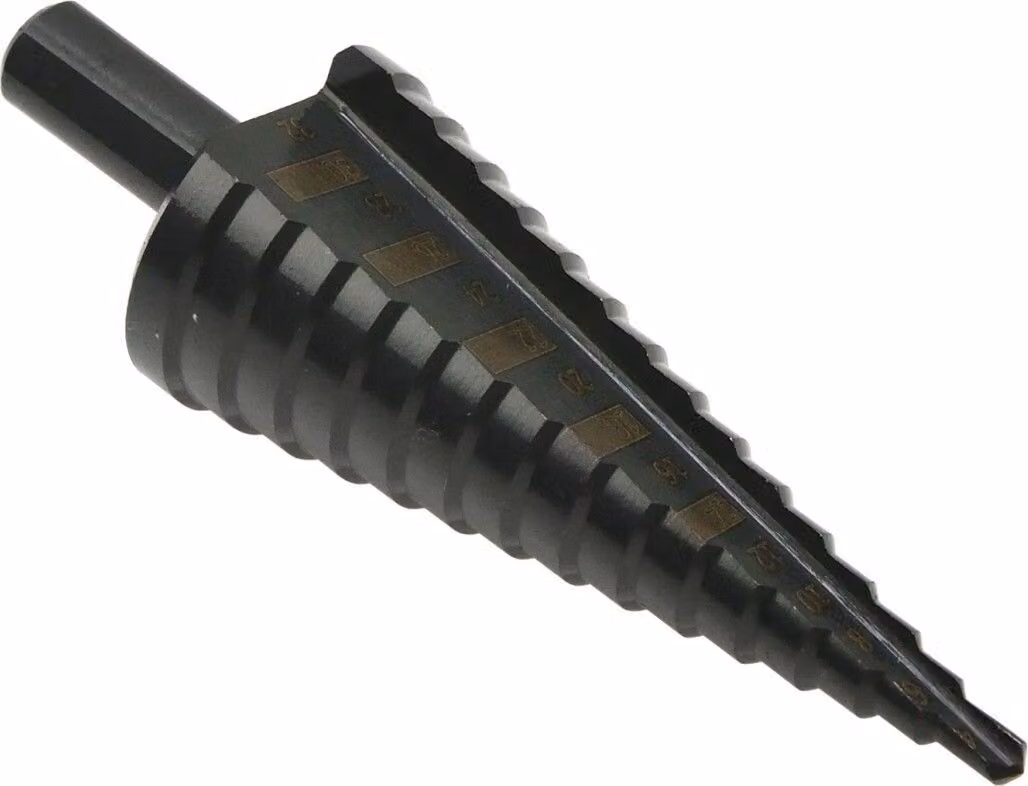 Trapano a gradino HSS TiAlN 4-32 mm - acciaio rapido con eccellente capacità di taglio, ideale per metalli non ferrosi, acciaio e plastica.