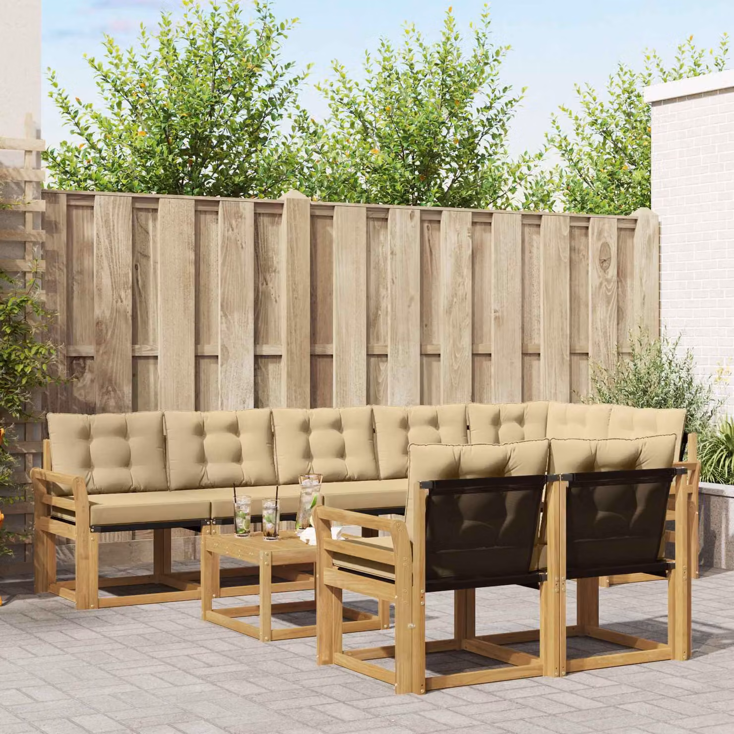 vidaXL Set di divani da esterno a L composto da 9 pezzi in legno di acacia con cuscini bianchi e beige