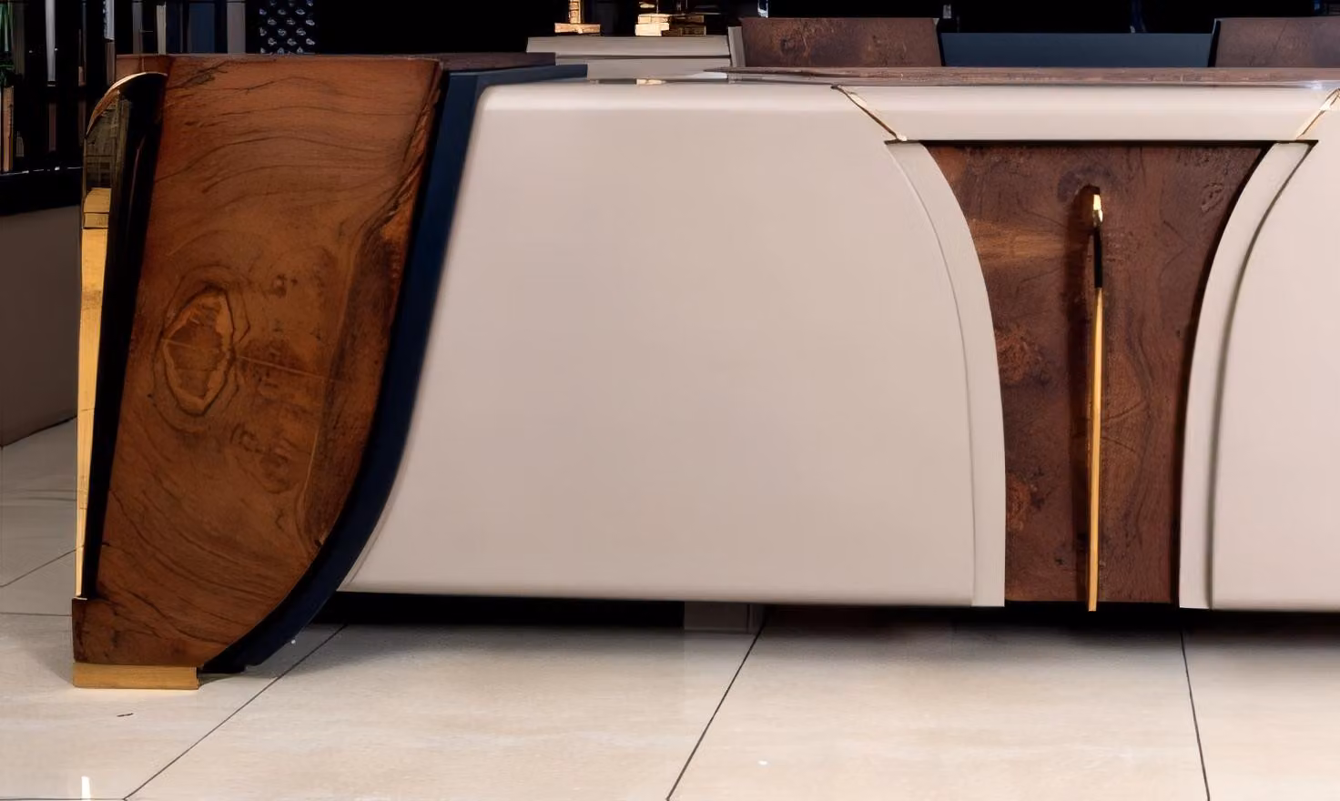 Scrivania di design con struttura in legno beige, dettagli dorati e look moderno