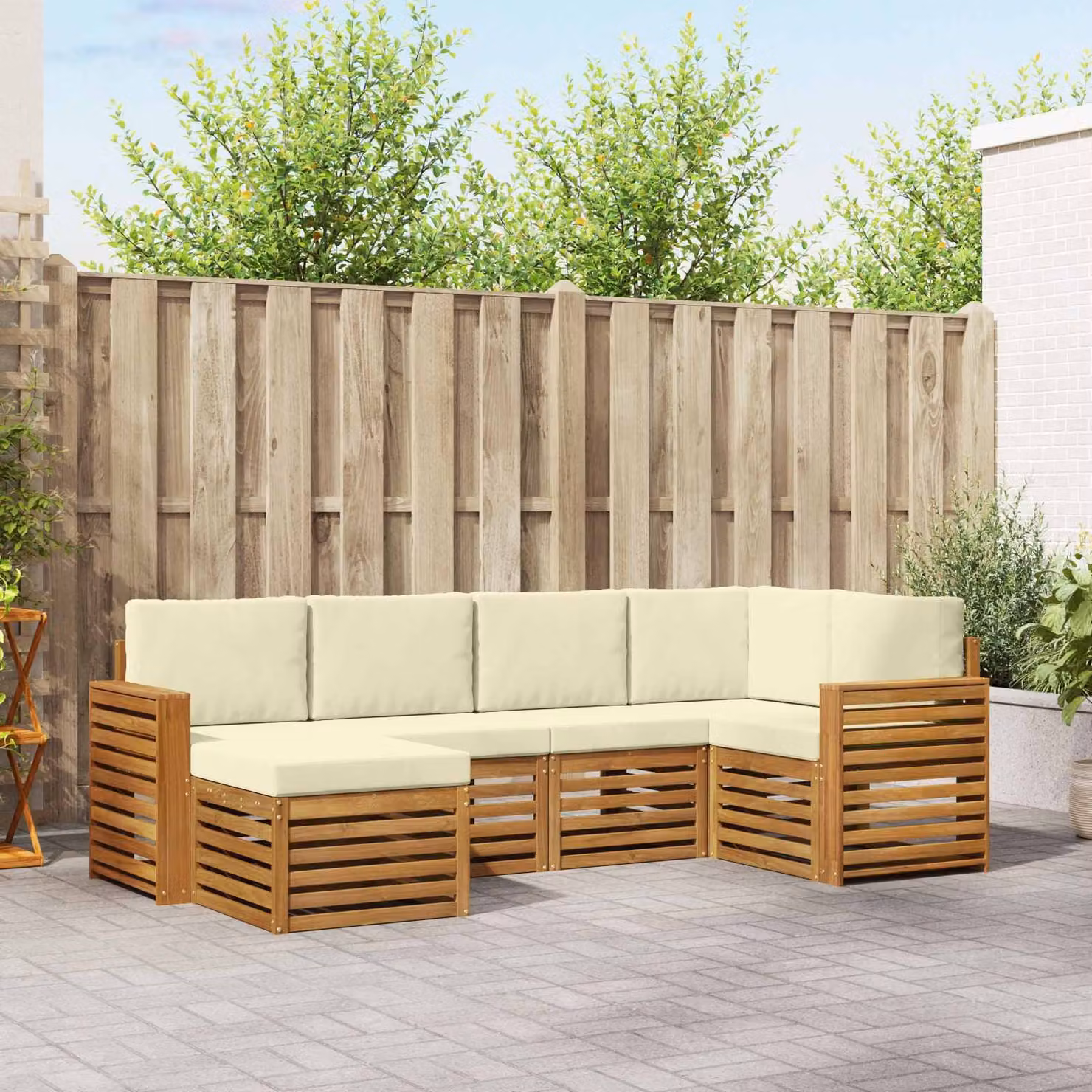 Set di divani da esterno vidaXL a forma di L composto da 6 pezzi in legno di acacia con cuscini beige e bianchi per giardino e terrazza