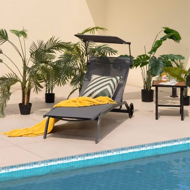 Set da giardino Costway composto da lettini prendisole con parasole e tavolino laterale in metallo e textilene, colore grigio