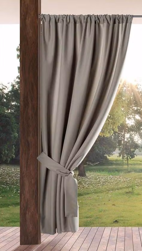 Recinzione da giardino pratica ed elegante con parasole e portavasi