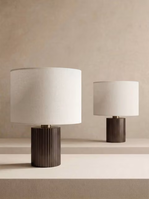 Set di 2 lampade da tavolo Vellore Kenay Home in legno e tessuto bianco, H: 33 cm, L: 30 cm, P: 30 cm