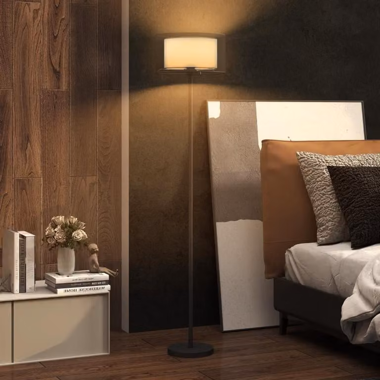 Lampada da terra Moonbite con paralume in tessuto bicolore, lampada ad alta illuminazione con attacco E27 e interruttore a pedale, struttura in metallo con finitura verniciata a polvere, metallo, nero