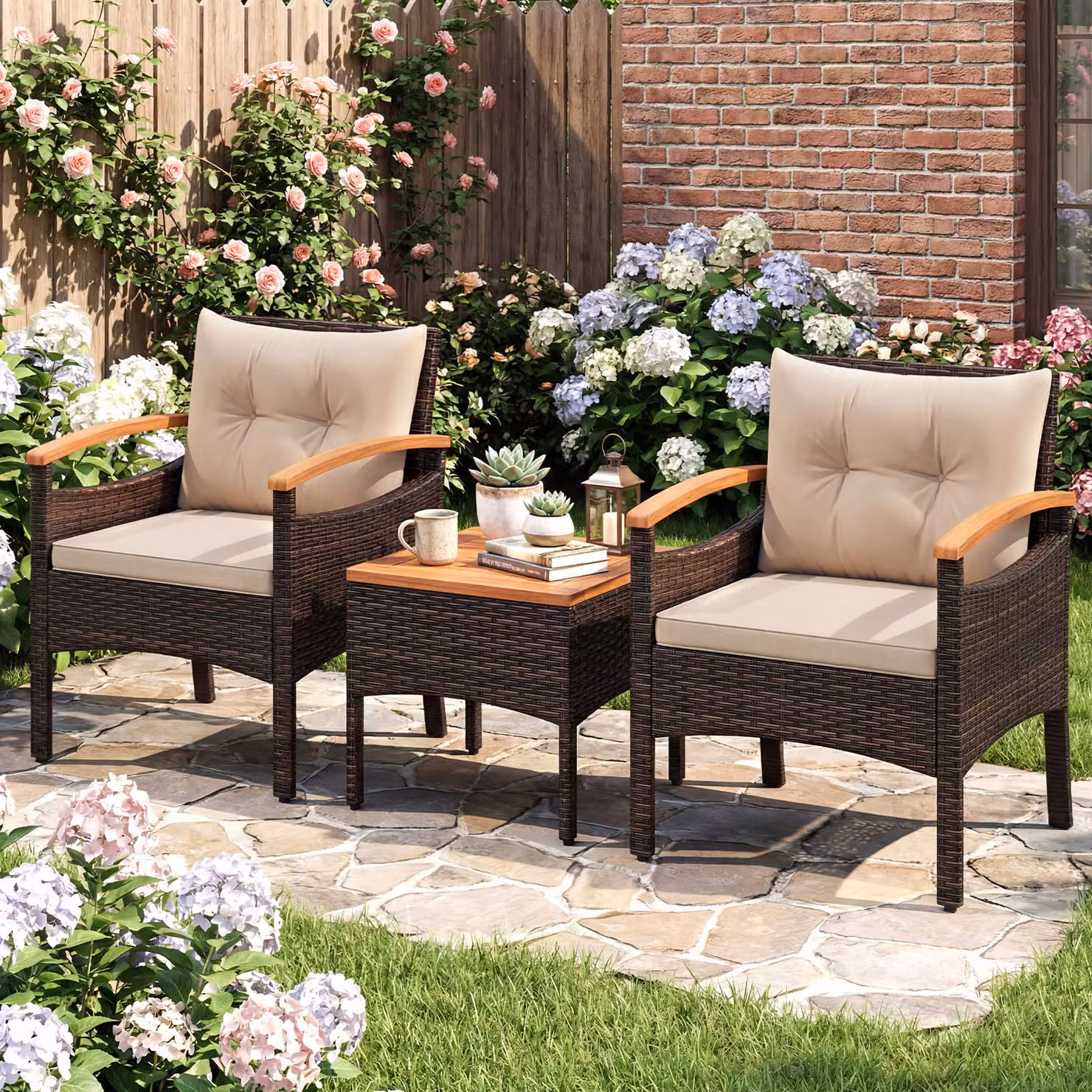Set bistro da esterno Costway composto da 3 pezzi con tavolo in legno di acacia e sedie in polyrattan con cuscini beige per giardino e veranda