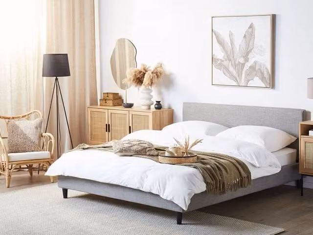 Letto Beliani in tessuto grigio con struttura in legno di pino e doghe a ressort L/P/H: 160 x 200 x 214 cm – 1