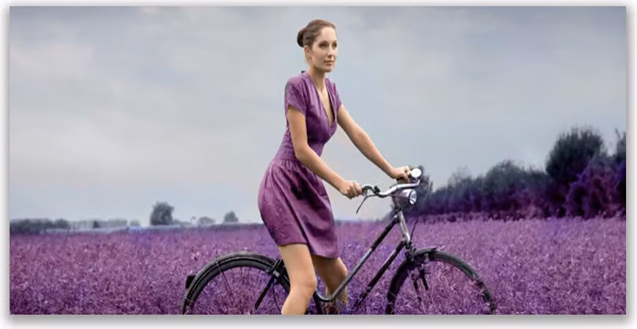 Pannello di vetro per cucina, dimensioni 120x60 cm, protezione dagli schizzi. Immagine: donna, bicicletta, prato, persone