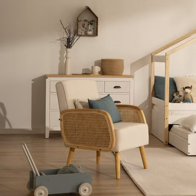 Poltrona lounge Banak Corfu in legno massiccio e tessuto beige con braccioli