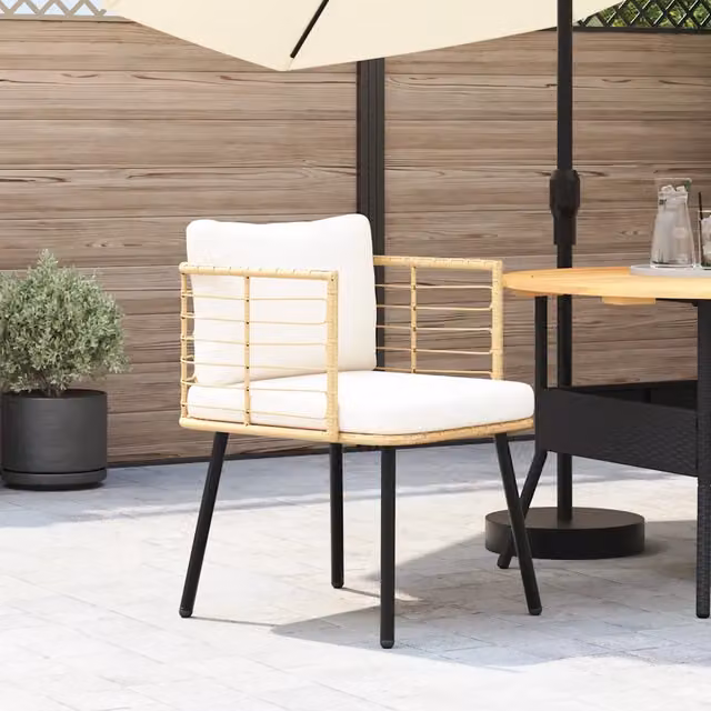 Sedia da giardino moderna in polyrattan con cuscini beige e bianco per esterno e terrazza