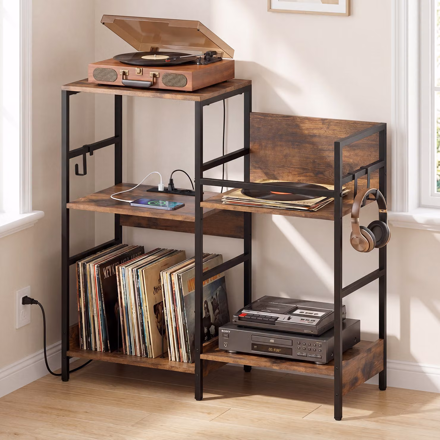 Mobile per giradischi Costway moderno in MDF laminato marrone con 3 ripiani, scomparto porta vinili, 3 ganci e ruote con stazione di ricarica